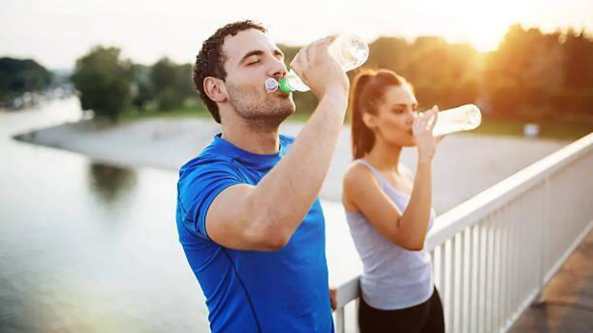 personas tomando agua